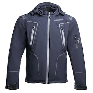 Könnte beinhalten: Eine dunkelmarineblaue Kapuzenjacke mit einem hellgrauen Reißverschluss in der Mitte, zwei vertikalen Brusttaschen mit hellgrauen Rändern und einer kleinen Reißverschlusstasche am linken Ärmel. Der Schriftzug FIRST RIDE ist weiß auf der Brust.