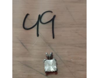 Colgante solitario de cesta con cristal transparente de talla princesa cuadrada en tono plateado.