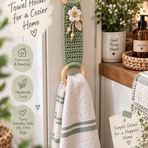 Peut inclure: Un porte-serviette en crochet vert sauge avec deux anneaux en bois clair, une fleur en crochet blanc avec un bouton central et des perles en bois. Le support affiche le texte "Stylish Towel Holder for a Cozier Home" et "A Simple Detail for a Happier Home" avec une serviette rayée beige et verte.