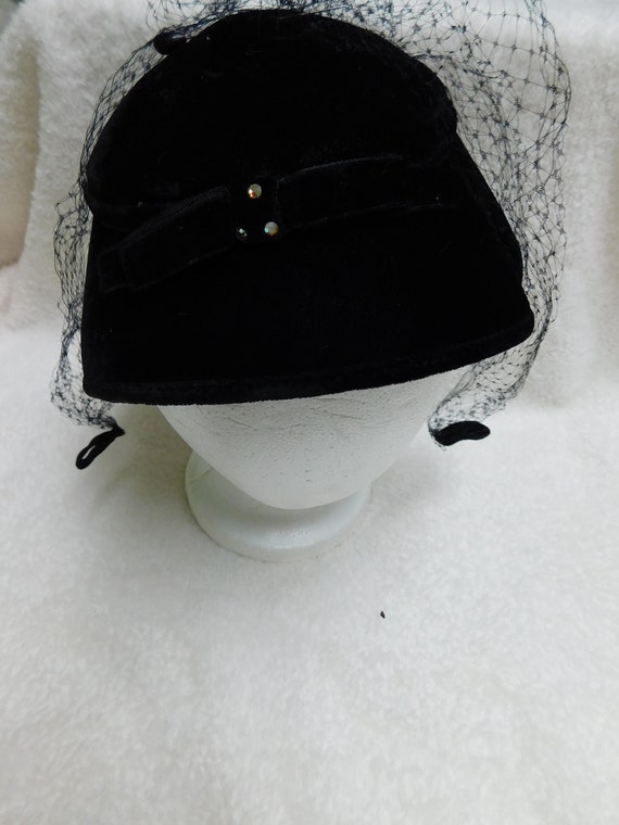 Vintage Black Velvet Pillbox Hat W/black Veil & Rhinestone  display picture 3