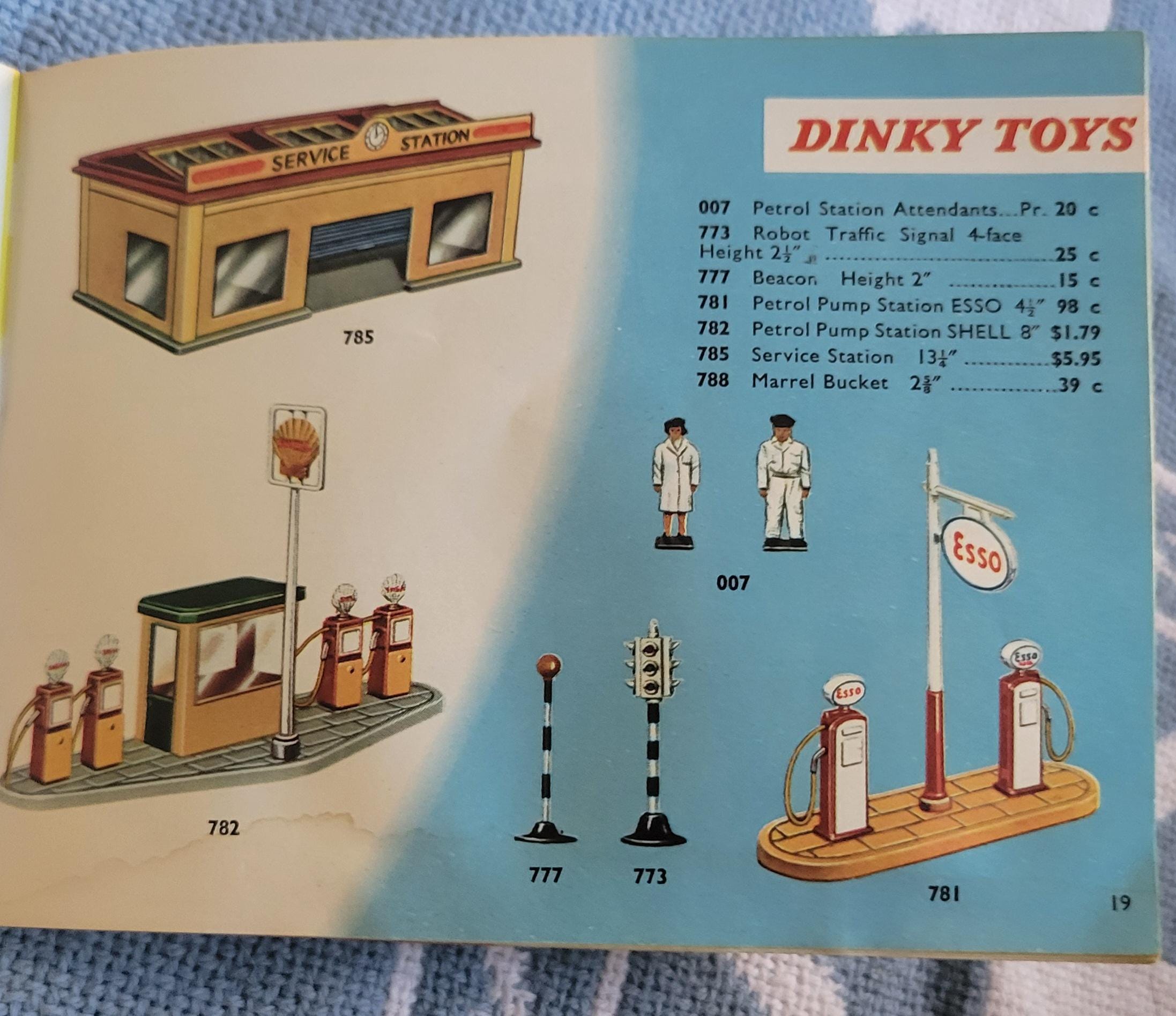 Dinky TOYS 1961 Canada Price Guide Booklet Printed in England Dinky TOYS 1961 Canada Price Guide Booklet Printed in England