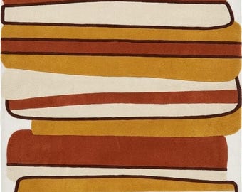 Może przedstawiać: Prostokątny dywan z ułożonym w stos wzorem poziomych pasów o zaokrąglonych krawędziach w odcieniach kremowym, musztardowym i terakotowym, z których każdy jest obwiedziony cienką, ciemnobrązową linią na całej powierzchni.