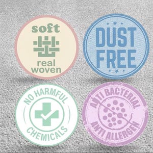 Puede incluir: Cuatro etiquetas circulares con texto e iconos. Arriba a la izquierda: etiqueta crema con texto verde 'soft real woven' e icono de tejido. Arriba a la derecha: etiqueta azul con texto 'DUST FREE'. Abajo a la izquierda: etiqueta blanca con texto verde.