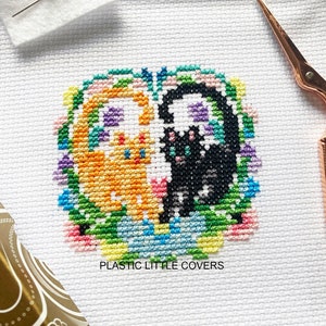 Patrón de punto de cruz de gato moderno en formato PDF - Gatos enamorados - Gato pelirrojo y negro - Marco de corona floral primaveral - Pequeño y lindo proyecto de bricolaje - Aro de 4 pulgadas