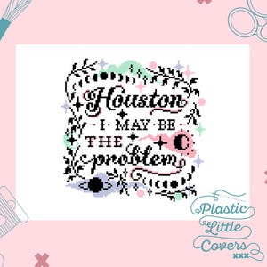 Może przedstawiać: Wzór do haftu krzyżykowego z napisem Houston I MAY BE THE problem czarnymi literami, otoczony czarnymi kwiatowymi pnączami, fazami księżyca i małymi gwiazdkami w odcieniach pastelowego różu, miętowej zieleni i lawendy na białym tle.