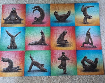 Könnte beinhalten: Ein rechteckiges Puzzle mit zwölf einzelnen Feldern, die jeweils ein braunes Faultier in einer anderen Yoga-Pose vor einem lebendigen, mehrfarbigen Hintergrund zeigen, wobei auf jedem Quadrat blasse chinesische Schriftzeichen zu sehen sind.
