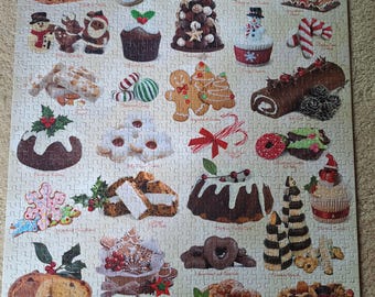 Könnte beinhalten: Ein Puzzle mit dem Titel Sweet Christmas, das eine Collage aus verschiedenen weihnachtlichen Leckereien zeigt, darunter ein Lebkuchenhaus, Weihnachtspudding, Plätzchen, Cupcakes, ein Baumstammkuchen, Panettone und Zuckerstangen.