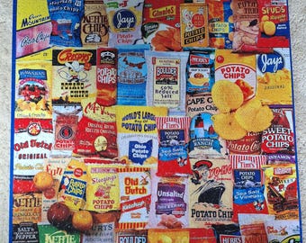 Könnte beinhalten: Ein rechteckiges Puzzle mit einer Collage aus verschiedenen Vintage- und modernen Kartoffelchip-Tüten-Designs. Das Bild zeigt zahlreiche bunte Snack-Markenlogos, Texte und Abbildungen von Kartoffelchips, die in einem dichten Raster angeordnet sind.