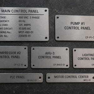 Etiquetas grabadas para paneles eléctricos, placas de identificación metálicas personalizadas para paneles de control, interruptores y equipos.
