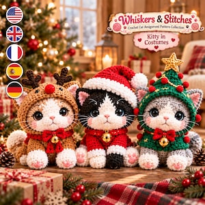 Puede incluir: Tres gatos amigurumi de ganchillo con disfraces festivos. El gato de la izquierda lleva una capucha de reno marrón con astas y nariz roja. El gato central lleva un gorro y abrigo de Papá Noel rojos. El gato de la derecha lleva una capucha de árbol.