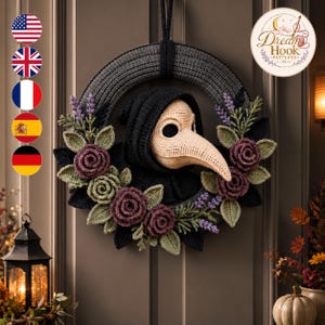 Könnte beinhalten: Ein runder Häkelkranz mit einer zentralen Pestdoktor-Figur, die eine beige Maske und eine schwarze Kapuze trägt. Der Kranz ist mit gehäkelten dunkelvioletten Rosen, hellgrünen Blättern und Lavendelzweigen auf einer dunkelgrauen Basis verziert.