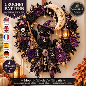 Puede incluir: Un patrón de ganchillo para una corona Moonlit Witch Cat con un gato negro con sombrero morado, una luna creciente, una escoba, libros y una linterna. La corona está decorada con flores negras y moradas, estrellas doradas y cristales. El texto incluye CROCHET PATTERN, Dream Hook Patterns y Moonlit Witch Cat Wreath.