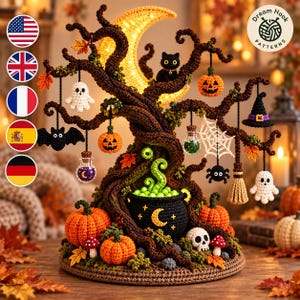 Può includere: Una decorazione di Halloween all'uncinetto con un albero marrone intrecciato, una luna crescente gialla luminosa, un calderone nero con bolle verdi e vari ornamenti appesi come fantasmi, zucche, un gatto nero, un ragno e una scopa.