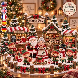 Könnte beinhalten: Eine gehäkelte Nordpol-Dorfkulisse mit Weihnachtsmann, Weihnachtsfrau, Rentieren und Elfen. Das Set enthält kleine Stände mit der Aufschrift Hot Cocoa, Toy Shop und Gifts, umgeben von Weihnachtsbäumen, einem Zaun und verpackten Geschenken.