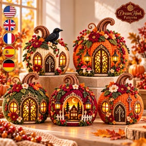 Può includere: Cinque case all'uncinetto a forma di zucca con finestre e porte illuminate. Ognuna presenta un gambo testurizzato, decorazioni floreali e dettagli architettonici complessi come porte ad arco, lanterne e un uccello nero su una zucca color crema.