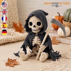 Op de afbeelding: Een gehaakt skeletfiguur met een donkergrijze kapmantel, voorzien van een beige schedel met zwarte oogkassen en een gestikte mond. Het figuur houdt een zeis met een lange steel en een grijs blad vast. De tekst DREAMHOOKPATTERNS is zichtbaar.