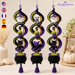 Puede incluir: Tres decoraciones en espiral de ganchillo con temas de Halloween. Cada espiral incluye una base de caldero negro con burbujas verdes, un gato o murciélago negro, una pequeña botella de poción y una figura de fantasma o esqueleto, con borla.