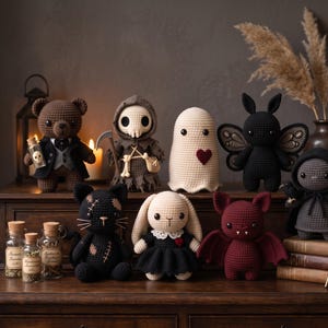 Könnte beinhalten: Eine Sammlung von acht gehäkelten Plüschfiguren, darunter ein Bär im Anzug, ein Sensenmann, ein Geist mit Herz, eine Motte, eine schwarze Katze mit Flicken, ein Hase im Kleid, eine kastanienbraune Fledermaus und eine Figur mit Kapuze.