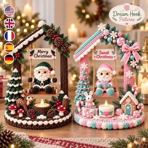 Könnte beinhalten: Zwei gehäkelte Weihnachtsdekorationen mit einer Weihnachtsmannfigur auf einer Schaukel. Die linke Dekoration ist braun und grün mit einem Reh und Pilzen. Die rechte ist rosa und blau mit einem Hasen, Geschenken und einem Lebkuchenhaus.
