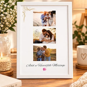 Puede incluir: Un marco de fotos rectangular blanco que contiene tres fotografías familiares apiladas. La esquina superior izquierda presenta un adorno decorativo dorado. La parte inferior muestra el texto negro Add a Heartfelt Message y un pequeño icono rosa.