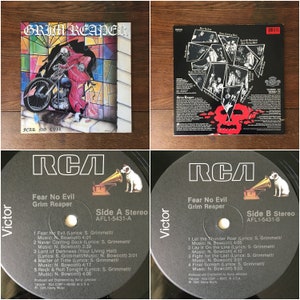 Puede incluir: Una portada de &aacute;lbum de vinilo negro con un gr&aacute;fico de calavera roja y negra. El &aacute;lbum se titula "Fear No Evil" de "Grim Reaper". La portada del &aacute;lbum presenta una ventana de vitrales con un segador montando una motocicleta.