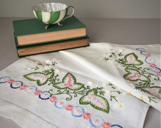 Vintage Linen Table Runner With Embroidered Daisies and Leaves Etsy
