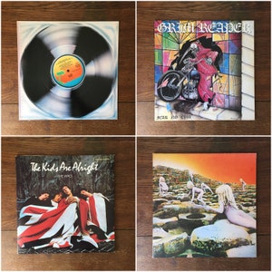 Puede incluir: Cuatro discos de vinilo, incluyendo "The Kids Are Alright" de The Who, "Fear No Evil" de Grim Reaper, y otros dos discos con etiquetas en blanco y negro.