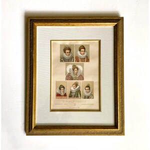 Puede incluir: Impresión enmarcada con seis retratos de figuras históricas, probablemente de la realeza, con atuendos ornamentados. Los retratos están dispuestos en dos filas de tres, con ropa y peinados detallados. El marco es dorado con un diseño texturizado, sobre un paspartú blanco.
