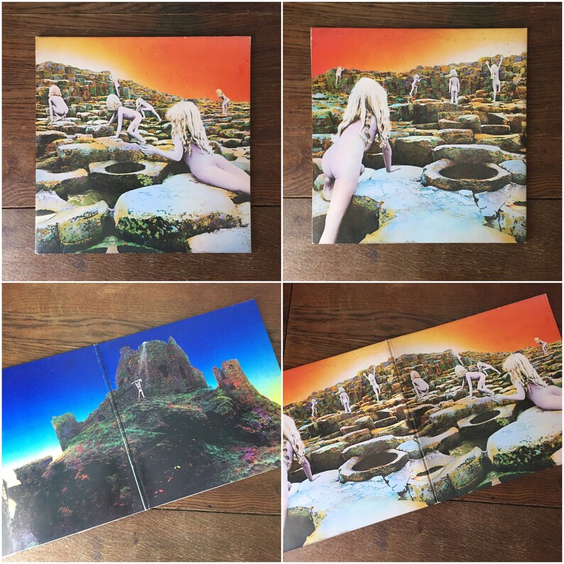 Puede incluir: Una portada de &aacute;lbum de vinilo vintage que presenta un paisaje psicod&eacute;lico con un grupo de figuras de pie en una costa rocosa. La portada del &aacute;lbum est&aacute; dividida en dos paneles, con el panel izquierdo mostrando una estructura similar a un castillo y el panel derecho mostrando las figuras en la costa.