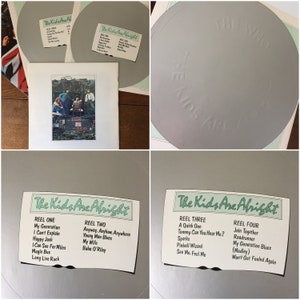Puede incluir: Una portada de &aacute;lbum de vinilo vintage para el &aacute;lbum "The Kids Are Alright" de The Who. La portada presenta una foto en blanco y negro de los miembros de la banda de pie frente a un escenario. El t&iacute;tulo del &aacute;lbum est&aacute; impreso en blanco sobre un fondo negro. La parte posterior de la portada del &aacute;lbum enumera las canciones de cada lado del disco.