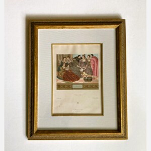 Puede incluir: Impresión vintage enmarcada que representa una reunión de figuras con ropa ornamentada. La impresión, enmarcada en un marco dorado, presenta una ilustración detallada con una paleta de rojos, verdes y marrones. La palabra "ITALIE" es visible en la impresión.