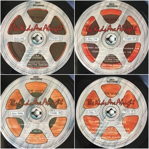 Puede incluir: Cuatro cintas de audio de carrete a carrete con etiquetas naranjas. Las etiquetas muestran la banda The Who y el t&iacute;tulo del &aacute;lbum "The Kids Are Alright". Cada carrete tiene una lista de canciones diferente y el n&uacute;mero de carrete est&aacute; impreso en la etiqueta.