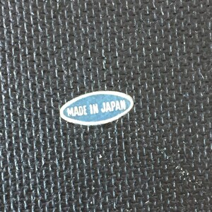 K&ouml;nnte beinhalten: Nahaufnahme eines schwarzen ovalen Aufklebers mit wei&szlig;em Text, der "MADE IN JAPAN" lautet.