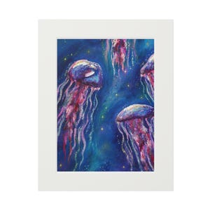 Könnte beinhalten: Ein gerahmter Kunstdruck mit einem Gemälde von drei Quallen, die in einer tiefblauen Meeresumgebung schweben. Die Quallen sind in Violett-, Rosa- und Weißtönen mit langen, fließenden Tentakeln dargestellt. Kleine gelbe Sterne sind auf dem dunklen Hintergrund zu sehen.