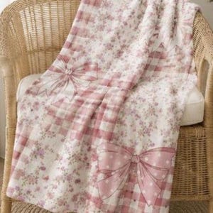 Decke aus rosa Vichy-Karo-Patchwork mit floralen Schleifen