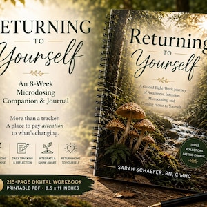 Op de afbeelding: Een spiraalgebonden dagboek getiteld Returning to Yourself, een 8-weekse microdosing-metgezel. De omslag toont een bosscène met paddenstoelen en een beekje. De tekst bevat 215-page digital workbook en 21,59 x 27,94 cm.
