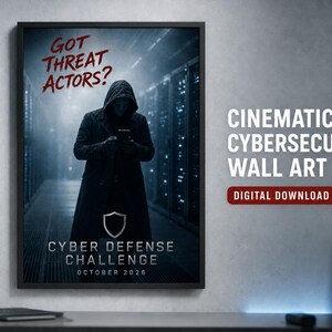 Może przedstawiać: Oprawiona grafika ścienna przedstawiająca postać w kapturze w ciemnej serwerowni. Tekst u góry brzmi GOT THREAT ACTORS?, a u dołu CYBER DEFENSE CHALLENGE OCTOBER 2026, ze srebrną ikoną tarczy umieszczoną centralnie pomiędzy elementami tekstu.