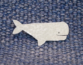 Broche ou pendentif baleine en argent en aluminium recyclé. Léger et ne ternit pas.