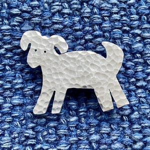 Broche chien argentée en aluminium recyclé. Léger et ne ternit pas.