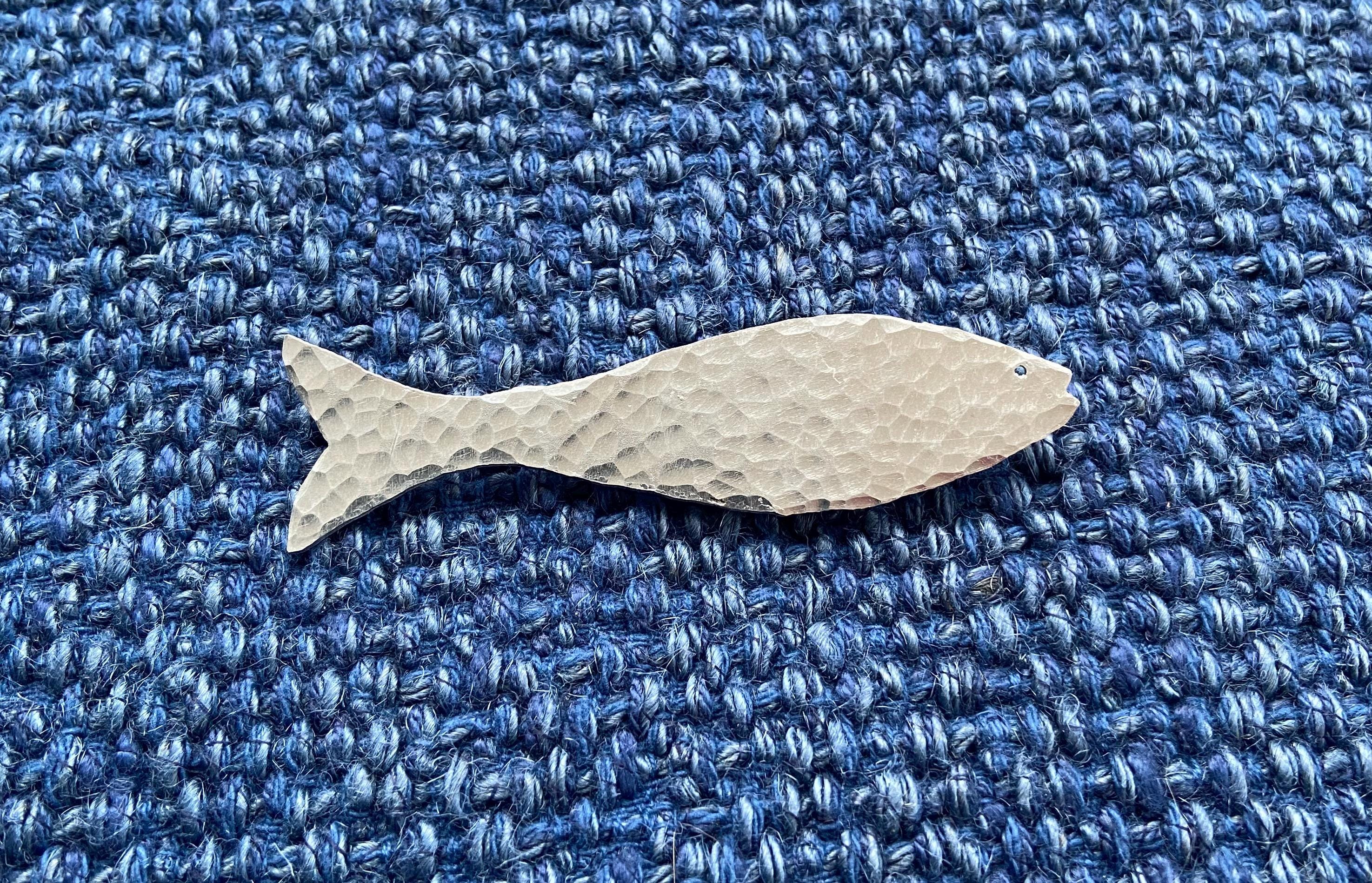Spilla A Forma Di Tinca In Peltro Artisan Made Regalo Per Pescatori Inglese Fatta A Mano