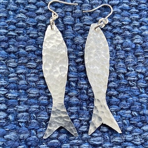 Orecchini lunghi a forma di pesce in alluminio riciclato color argento. Leggeri e resistenti all'ossidazione.
