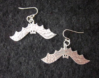 Boucles d'oreilles chauve-souris en argent avec fils en argent massif.