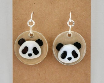 Panda en boucles d’oreilles en résine.