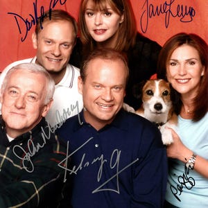 Könnte beinhalten: Ein Werbefoto der Frasier-Besetzung mit fünf Personen und einem Jack Russell Terrier. Das Bild enthält die Unterschriften von David Hyde Pierce, Jane Leeves, John Mahoney, Kelsey Grammer und Peri Gilpin vor einem roten Hintergrund.