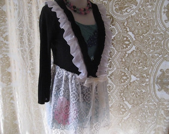 Nero con cardigan in pizzo bianco, scollo arruffato, tunica maglione boho, maglione ricostruito riciclato, abiti country chic, medio