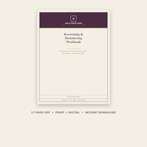 Op de afbeelding: Een digitaal werkboek van 17 pagina's getiteld Downsizing & Decluttering Workbook van Great North Notes. De omslag heeft een donkerpaarse koptekst met een logo, een crèmekleurige achtergrond en tekst over werkbladen per kamer.