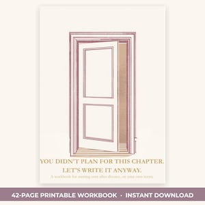 Peut inclure: Une couverture de cahier d'exercices avec une illustration au trait d'une porte ouverte dans un ton mauve sourd sur un fond crème. Le texte indique : YOU DIDN'T PLAN FOR THIS CHAPTER. LET'S WRITE IT ANYWAY. A workbook for starting over after divorce.
