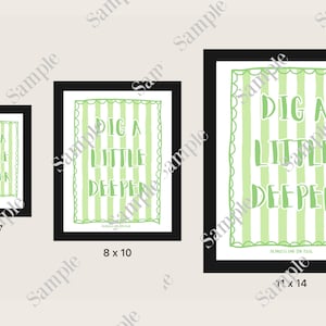 Op de afbeelding: Drie ingelijste wandposters in de formaten 5x7, 8x10 en 11x14 inch. Elke print heeft een lichtgroene en witte verticaal gestreepte achtergrond met een geschulpte rand en de tekst DIG A LITTLE DEEPER in een handgetekend groen lettertype.