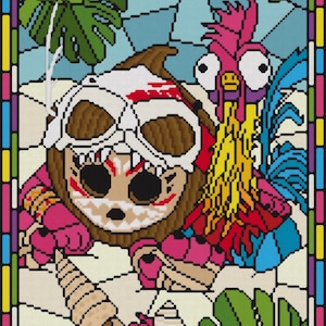 Puede incluir: Un patrón de punto de cruz que muestra un personaje de coco marrón con una máscara de calavera blanca y marcas rojas, acompañado por un gallo colorido con cabeza rosa y cola azul, sobre un fondo azul claro con hojas de palmera verdes.
