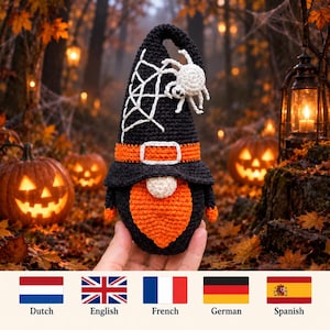 Peut inclure: Une figurine de gnome au crochet avec un grand chapeau pointu noir orné d'une toile d'araignée blanche brodée et d'une araignée blanche. Le gnome possède une barbe orange vif, un nez beige et une bande orange à la base du chapeau.